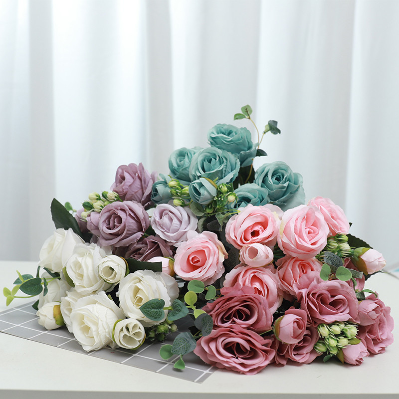 Siidroosi kunstlillekaunistuskimp pulmapidu Võltslillega pruut hoiab lille Koduaia lauaplaadi paigutus