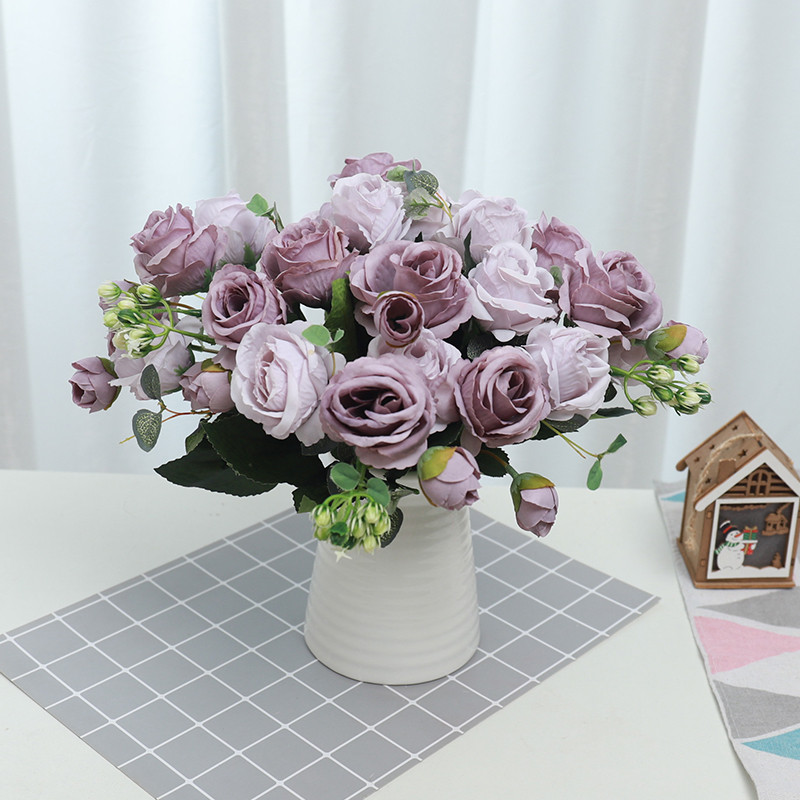 Siidroosi kunstlillekaunistuskimp pulmapidu Võltslillega pruut hoiab lille Koduaia lauaplaadi paigutus