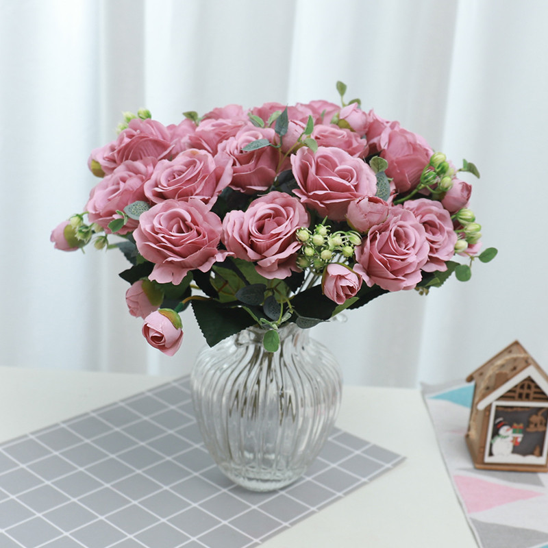 Siidroosi kunstlillekaunistuskimp pulmapidu Võltslillega pruut hoiab lille Koduaia lauaplaadi paigutus