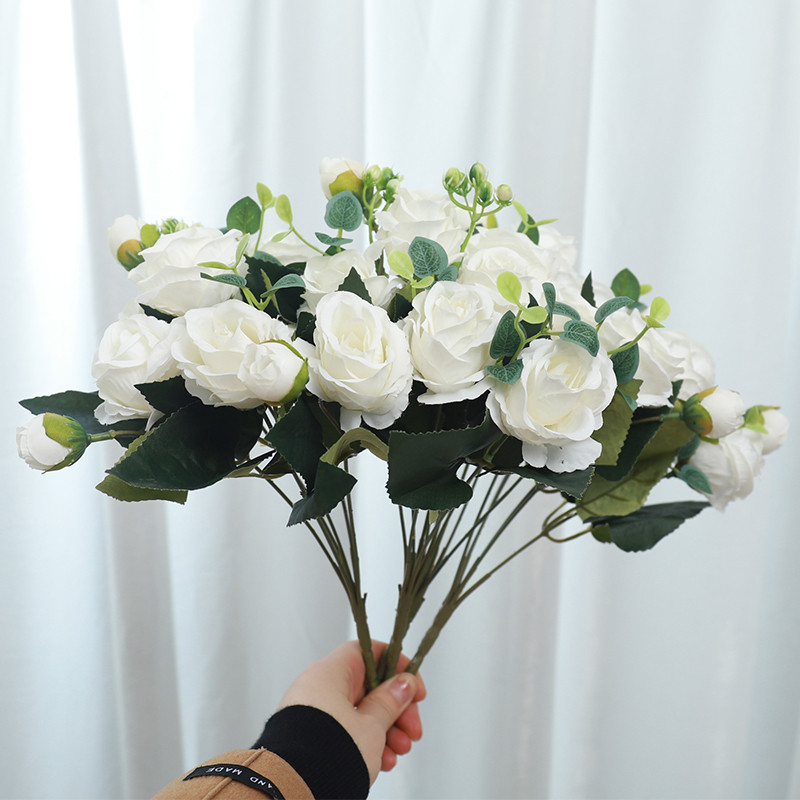 Siidroosi kunstlillekaunistuskimp pulmapidu Võltslillega pruut hoiab lille Koduaia lauaplaadi paigutus