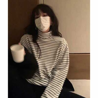 Γυναικεία μπλούζα με ριγέ πόλο γιακά