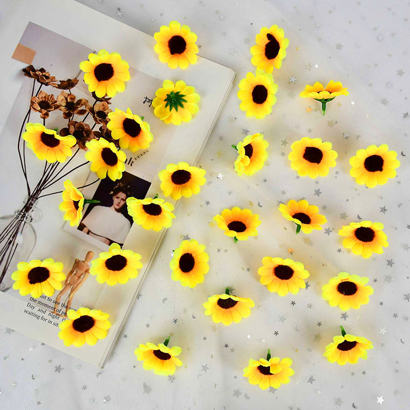 50/100 tk Mini Sunshine Päevalillepea Daisy Flower Abielutoa sisustus DIY lilleseade Pulmakunst