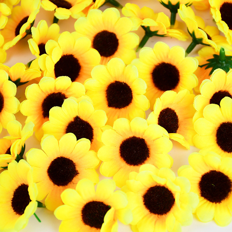 50/100 tk Mini Sunshine Päevalillepea Daisy Flower Abielutoa sisustus DIY lilleseade Pulmakunst