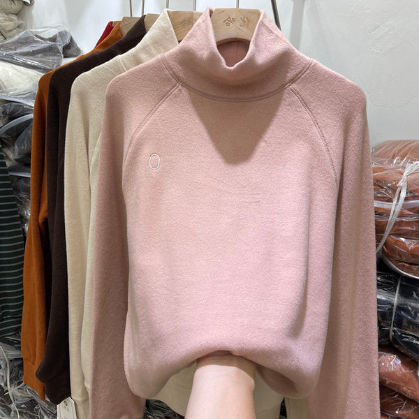 Bluză casual de damă cu guler polo înalt