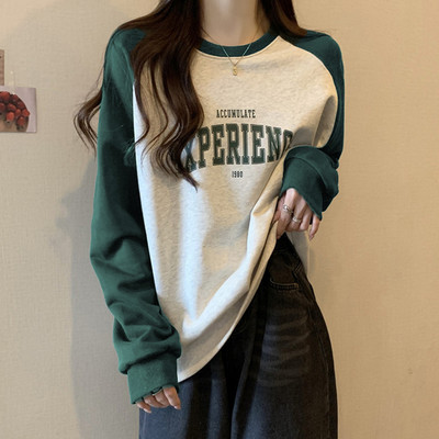 Sieviešu sporta blūze ar garām piedurknēm un uzrakstu