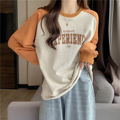 Sieviešu sporta blūze ar garām piedurknēm un uzrakstu