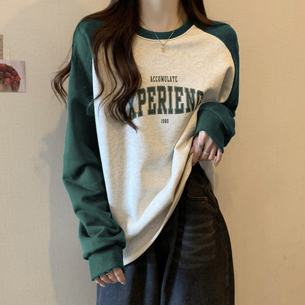 Sieviešu sporta blūze ar garām piedurknēm un uzrakstu