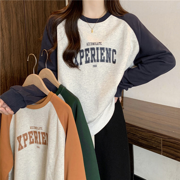 Sieviešu sporta blūze ar garām piedurknēm un uzrakstu