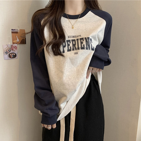 Sieviešu sporta blūze ar garām piedurknēm un uzrakstu