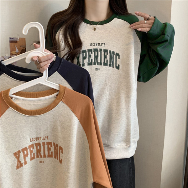 Sieviešu sporta blūze ar garām piedurknēm un uzrakstu