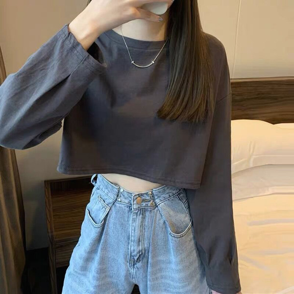 Bluză scurtă de damă de culoare uni cu mâneci lungi și decolteu oval