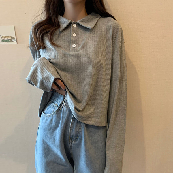 Ženska bluza slobodnog uzorka s dugim rukavima i gumbima