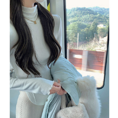 O bluză modernă pentru femei, cu mâneci lungi și guler polo