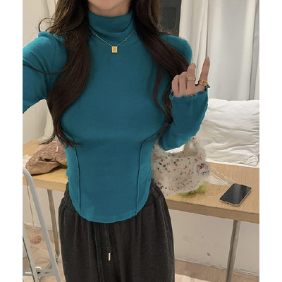 O bluză modernă pentru femei, cu mâneci lungi și guler polo