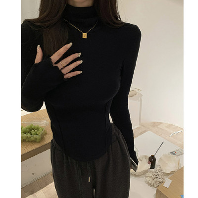 O bluză modernă pentru femei, cu mâneci lungi și guler polo