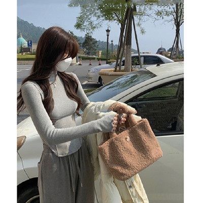 O bluză modernă pentru femei, cu mâneci lungi și guler polo