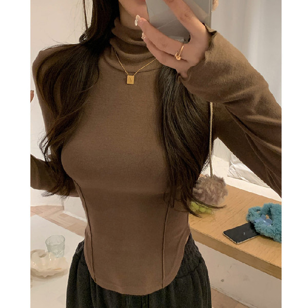 O bluză modernă pentru femei, cu mâneci lungi și guler polo