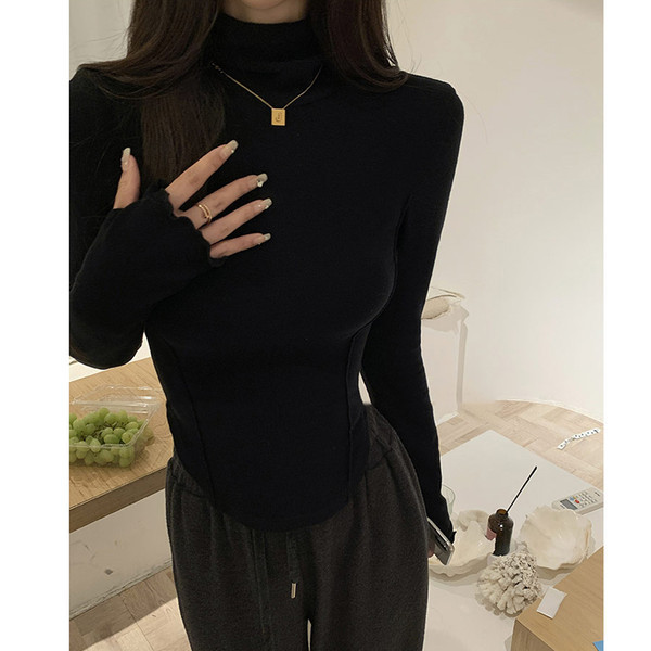 O bluză modernă pentru femei, cu mâneci lungi și guler polo