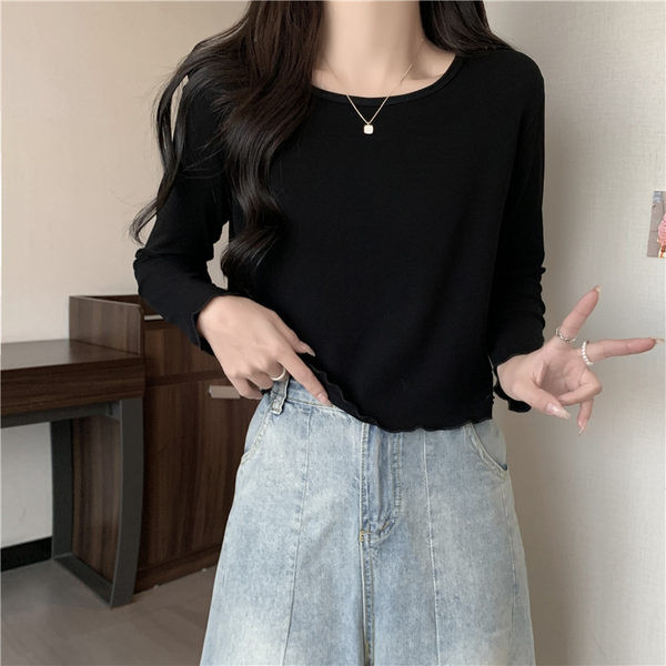 Bluză scurtă de damă cu mâneci lungi și volanuri