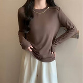 Stilinga moteriška palaidinė ilgomis rankovėmis ir metaliniu elementu