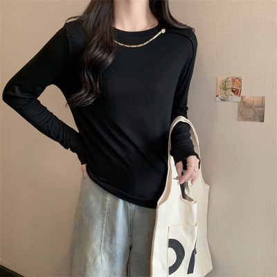 Stilinga moteriška palaidinė ilgomis rankovėmis ir metaliniu elementu