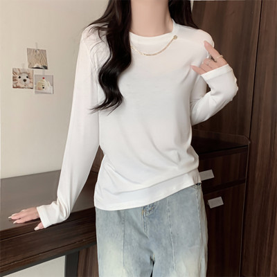 Stilinga moteriška palaidinė ilgomis rankovėmis ir metaliniu elementu