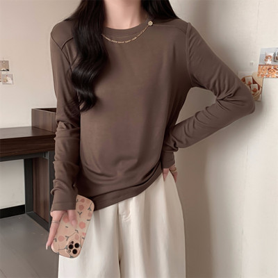 Stilinga moteriška palaidinė ilgomis rankovėmis ir metaliniu elementu