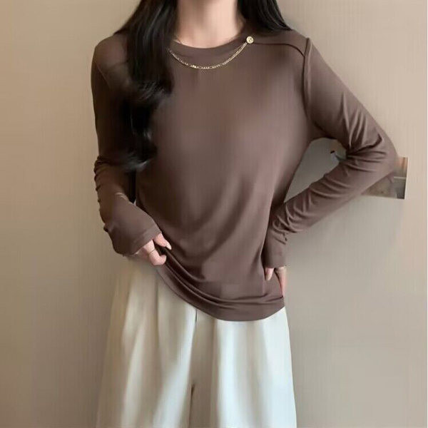 Stilinga moteriška palaidinė ilgomis rankovėmis ir metaliniu elementu