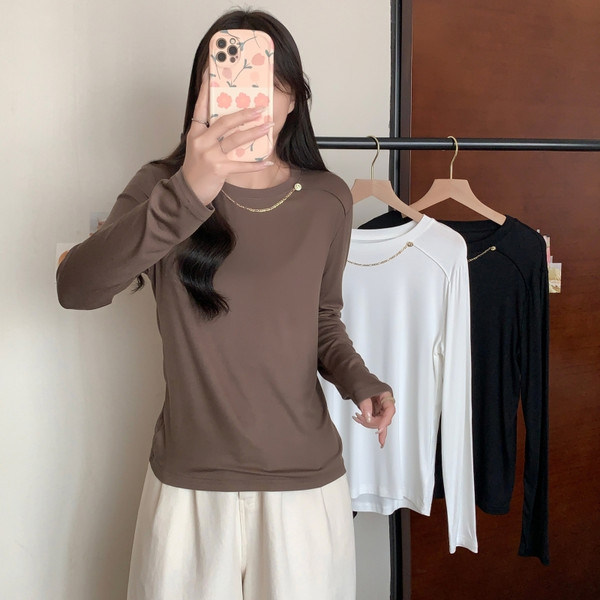 Stilinga moteriška palaidinė ilgomis rankovėmis ir metaliniu elementu