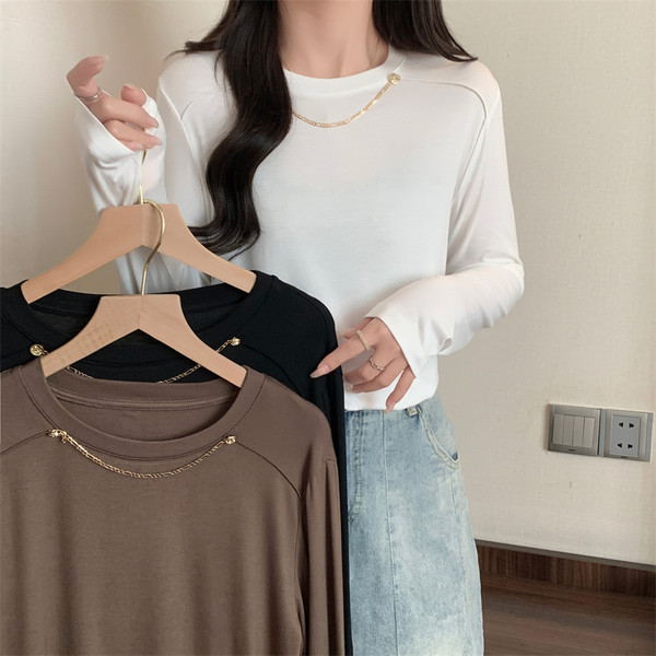 Stilinga moteriška palaidinė ilgomis rankovėmis ir metaliniu elementu