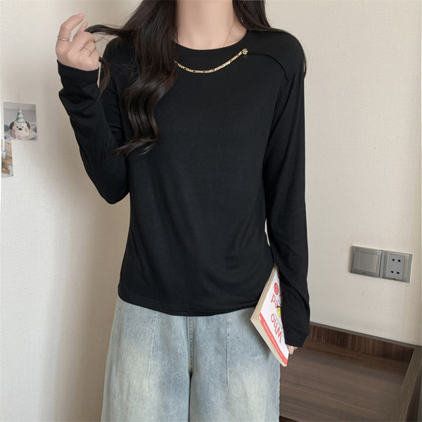 Stilinga moteriška palaidinė ilgomis rankovėmis ir metaliniu elementu