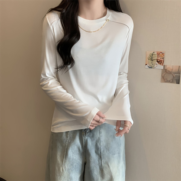 Stilinga moteriška palaidinė ilgomis rankovėmis ir metaliniu elementu