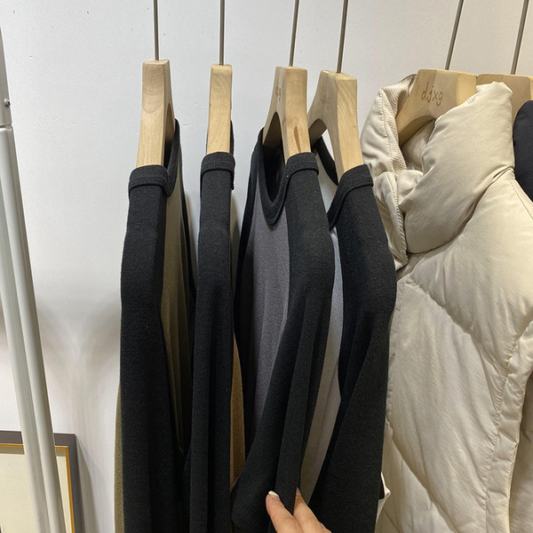 Bluză de damă cu mânecă lungă și decolteu oval cu model larg