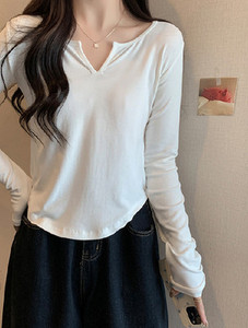 Bluză de damă cu decolteu în V și mâneci lungi