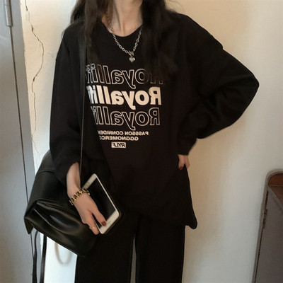 Ležerna ženska bluza sa natpisom - crno-bela boja