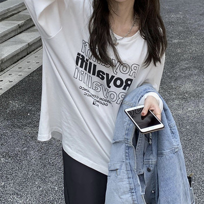 Ležerna ženska bluza sa natpisom - crno-bela boja