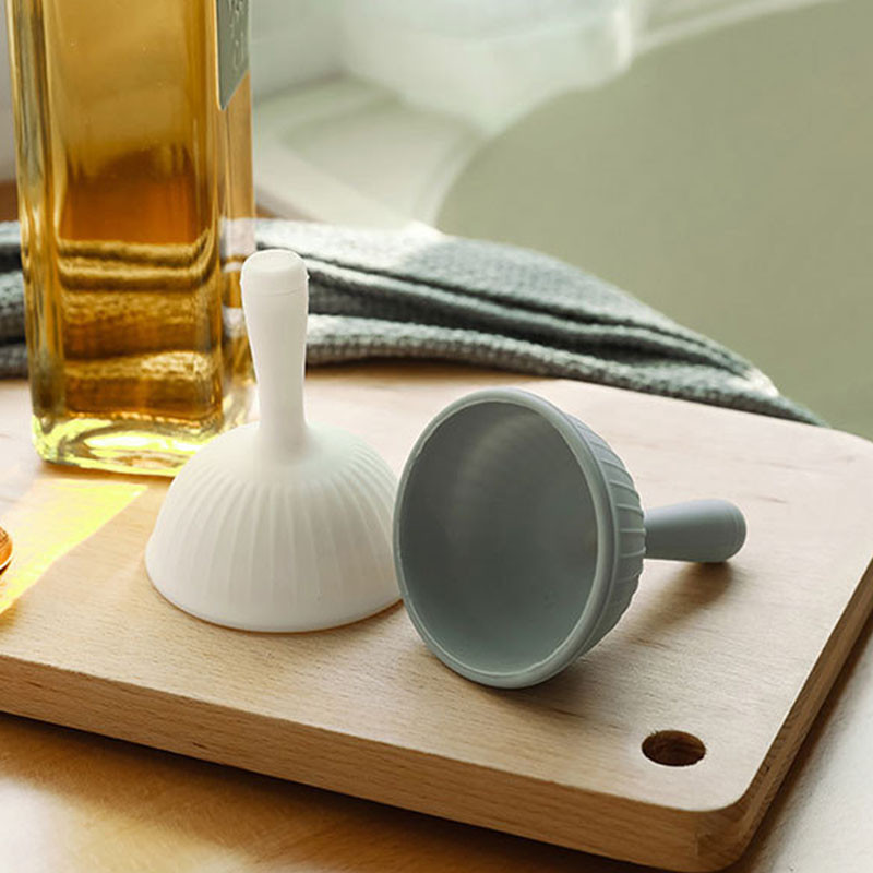 1 buc. silicon portabil, rezistent la stropire, sita multifunctionala cu pâlnie, filtru antiaderent, consumabile pentru bucătărie, ulei, apă, condimente, balon de vin