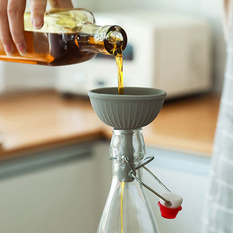 1 buc. silicon portabil, rezistent la stropire, sita multifunctionala cu pâlnie, filtru antiaderent, consumabile pentru bucătărie, ulei, apă, condimente, balon de vin