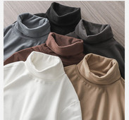 Μονόχρωμη ανδρική μπλούζα με γιακά πόλο