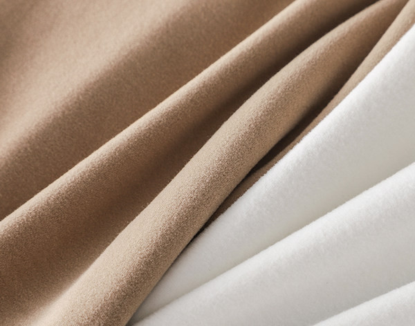 Μονόχρωμη ανδρική μπλούζα με γιακά πόλο