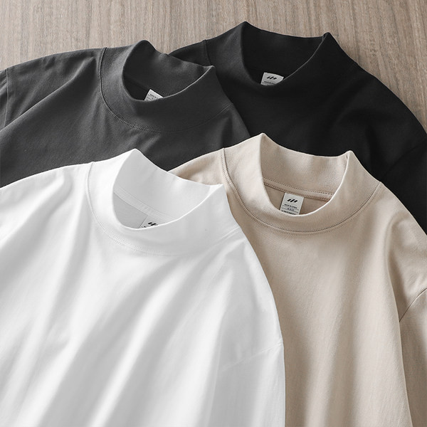 O bluză de bărbați model curat cu guler polo în mai multe culori