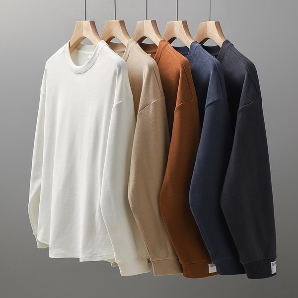 Ανδρική φθινοπωρινή-χειμωνιάτικη μπλούζα με οβάλ λαιμόκοψη και μακριά μανίκια