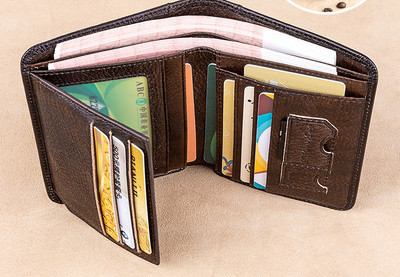 Ανδρικό πορτοφόλι με θήκη για τραπεζογραμμάτια και πιστωτικές κάρτες