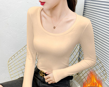 Naiste liibuv pikkade varrukate ja ovaalse kaelusega pluus