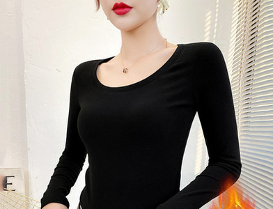 Naiste liibuv pikkade varrukate ja ovaalse kaelusega pluus