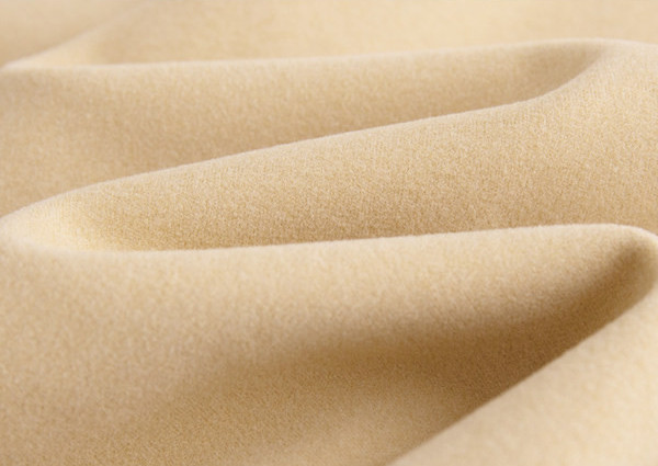 Naiste liibuv pikkade varrukate ja ovaalse kaelusega pluus