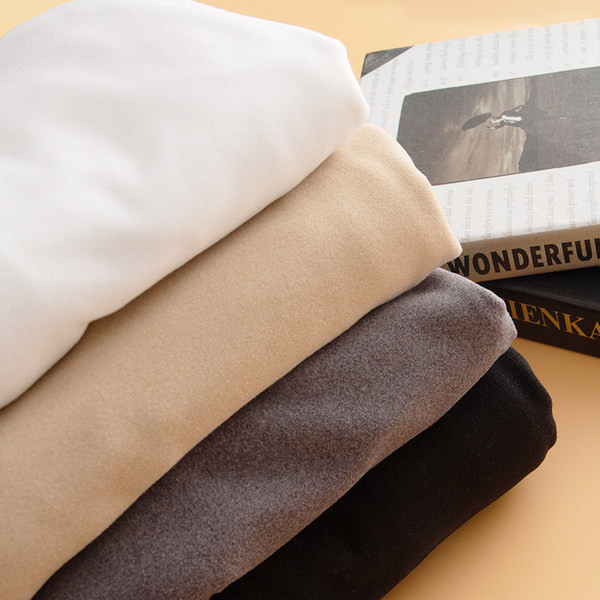 Naiste liibuv pikkade varrukate ja ovaalse kaelusega pluus