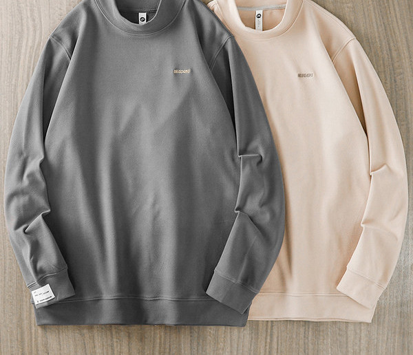 Φαρδύ μοντέλο ανδρική μπλούζα με οβάλ λαιμόκοψη και έμβλημα