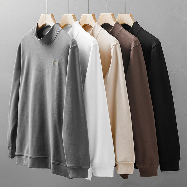 Φαρδύ μοντέλο ανδρική μπλούζα με οβάλ λαιμόκοψη και έμβλημα