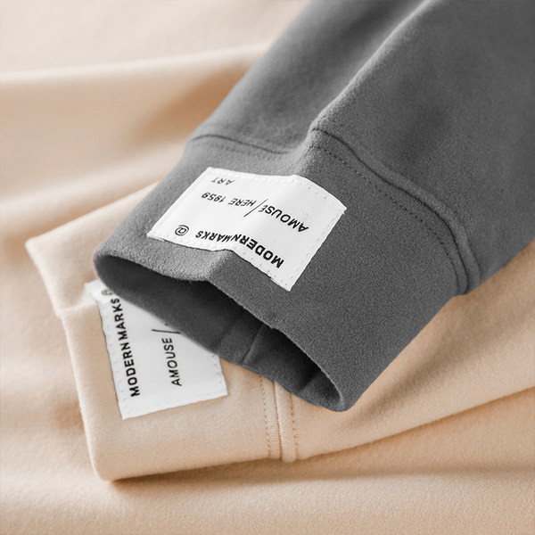 Φαρδύ μοντέλο ανδρική μπλούζα με οβάλ λαιμόκοψη και έμβλημα